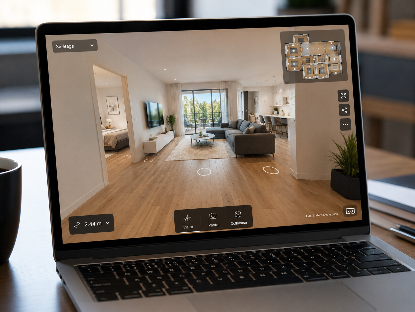 Visite 3D explorable sur laptop